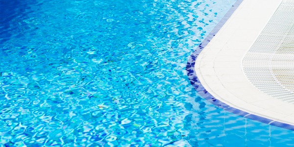 Ozono o cloro: ¿Cuál es la mejor opción para el tratamiento del agua de piscinas?