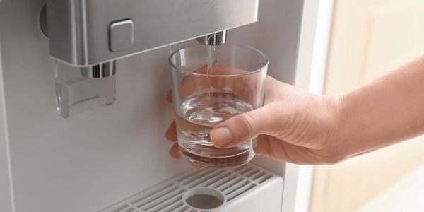 Nuevo dispensador de agua purificada con ozono: innovación y salud en cada gota 