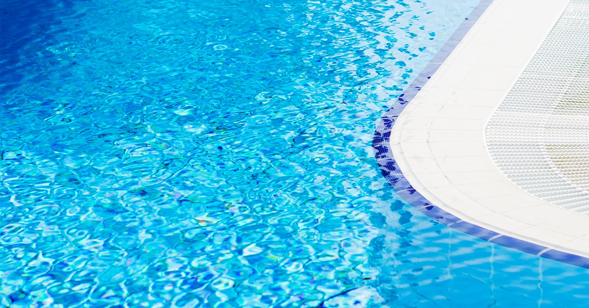 Ozono o cloro: ¿Cuál es la mejor opción para el tratamiento del agua de piscinas?
